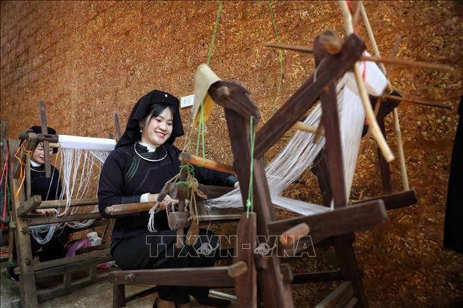 Nghề dệt thổ cẩm thủ công là một trong những nét văn hóa của người dân địa phương ở bản Bắc Hoa, Bắc Ninh. Ảnh: Danh Lam -TTXVN 