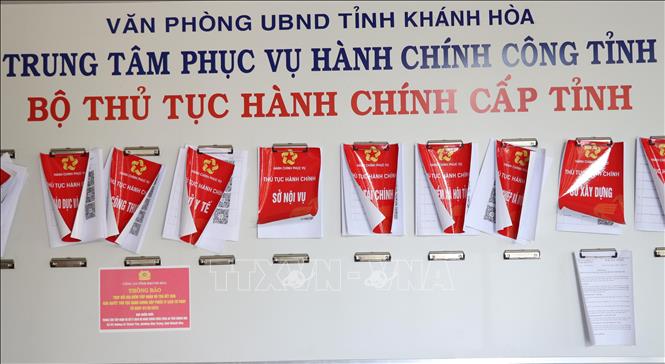 Các bộ thủ tục hành chính được treo công khai tại Trung tâm hành chính công tỉnh Khánh Hòa để người dân và doanh nghiệp tìm hiểu. Ảnh: Công Thử - TTXVN