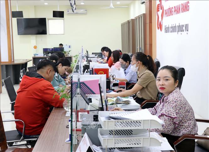 Cán bộ Trung tâm hành chính công phường Phan Rang ứng dụng công nghệ số giải quyết thủ tục hành chính cho người dân. Ảnh: Công Thử - TTXVN