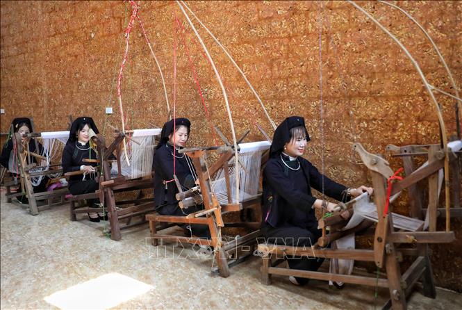 Nghề dệt thổ cẩm thủ công là một trong những nét văn hóa của người dân địa phương. Ảnh: Danh Lam -TTXVN 