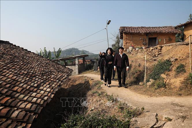 Người dân sống trong khu nhà cổ ở bản Bắc Hoa vẫn duy trì trang phục dân tộc trong sinh hoạt hằng ngày. Ảnh: Danh Lam -TTXVN 