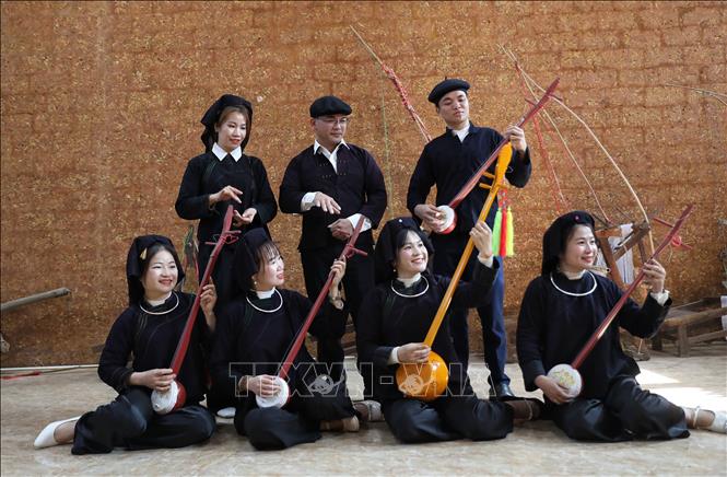 Các câu lạc bộ văn nghệ dân gian, đặc biệt là hát dân ca Nùng, được duy trì thường xuyên, trở thành điểm nhấn quan trọng trong việc giới thiệu văn hóa địa phương. Ảnh: Danh Lam -TTXVN 