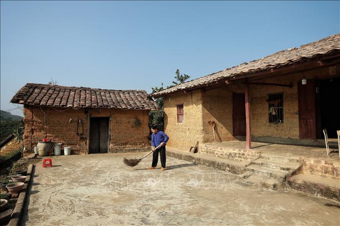 Người dân sinh sống trong khu nhà cổ vẫn duy trì nếp sống truyền thống, mặc trang phục dân tộc trong sinh hoạt hằng ngày. Ảnh: Danh Lam -TTXVN 