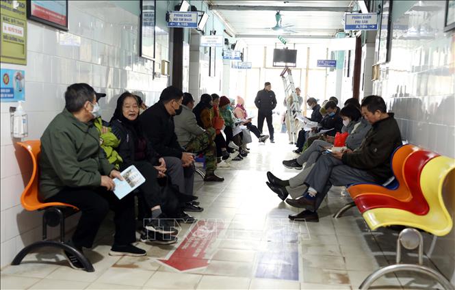 Lượng bệnh nhân cao tuổi đến khám tại Bệnh viện Đa khoa tỉnh Tuyên Quang gia tăng trong những ngày giá rét gần đây. Ảnh: Quang Cường - TTXVN