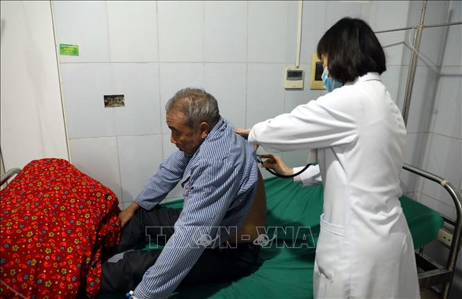 Bác sỹ Khoa nội tổng hợp, Bệnh viện Đa khoa tỉnh Tuyên Quang khám sức khỏe cho người bệnh. Ảnh: Quang Cường - TTXVN