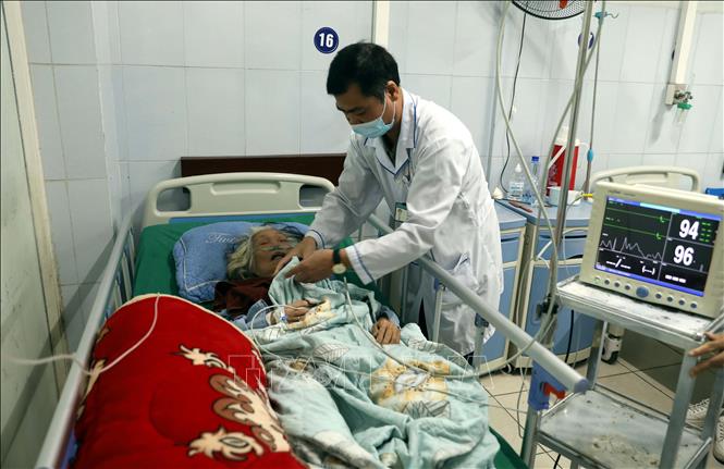 Bệnh nhân cao tuổi điều trị tại Khoa nội tổng hợp, Bệnh viện Đa khoa tỉnh Tuyên Quang chủ yếu là các bệnh liên quan đến tim mạch, hô hấp, huyết áp. Ảnh: Quang Cường - TTXVN