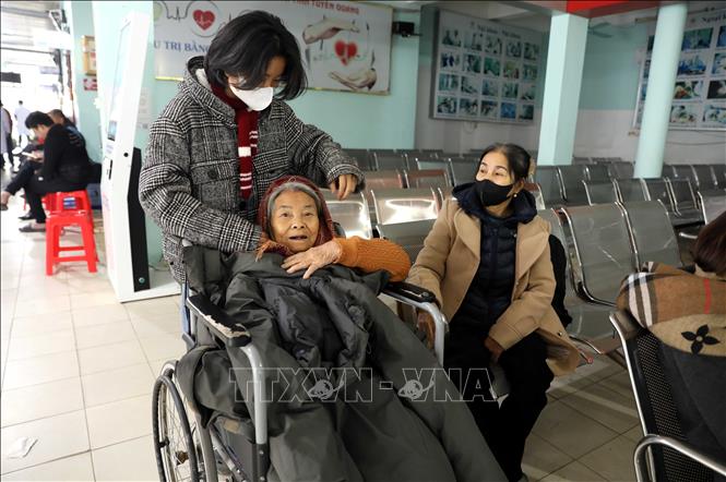 Lượng bệnh nhân cao tuổi đến khám tại Bệnh viện Đa khoa tỉnh Tuyên Quang gia tăng trong những ngày giá rét gần đây. Ảnh: Quang Cường - TTXVN