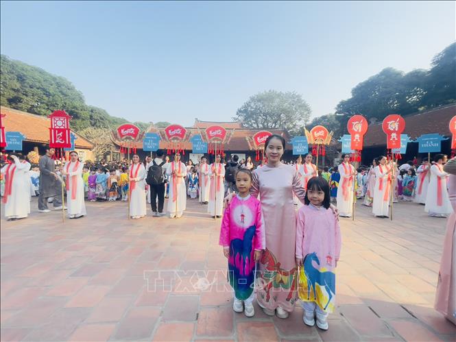 Các thầy, trò bày tỏ cảm xúc trước giờ diễu hành. Ảnh: Tuyết Mai - TTXVN