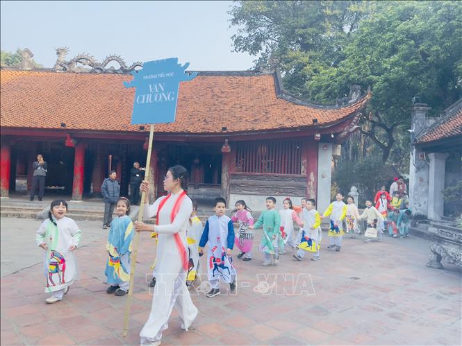 Diễu hành của thầy, trò trường tiểu học Văn Chương. Ảnh: Tuyết Mai - TTXVN