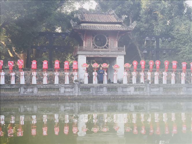 Cuộc diễu từ khu nội tự Văn Miếu – Quốc Tử Giám sang Hồ Văn, mang ý nghĩa biểu trưng sâu sắc cho sự tiếp nối liên tục của truyền thống hiếu học, tinh thần tôn sư trọng đạo và niềm tin vào thế hệ tương lai. Ảnh: Tuyết Mai - TTXVN