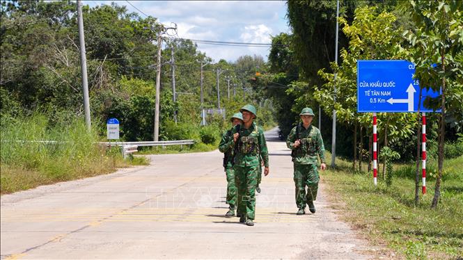 Cán bộ, chiến sĩ Đồn Biên phòng Cửa khẩu quốc tế Tân Nam tuần tra khép kín tuyến biên giới, kết hợp bảo vệ rừng và phòng, chống buôn lậu. Ảnh: Minh Phú - TTXVN
