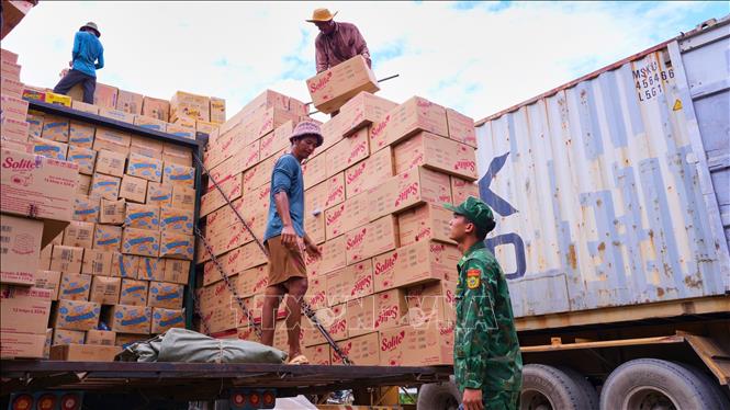 Hoạt động kiểm soát người, phương tiện và hàng hóa tại Cửa khẩu quốc tế Tân Nam – Meunchay. Ảnh: Minh Phú - TTXVN