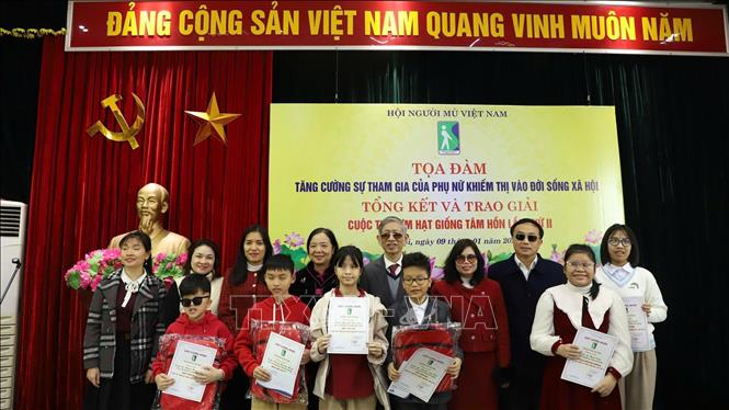 Ban tổ chức trao giải cho các tác giả đoạt giải cuộc thi 