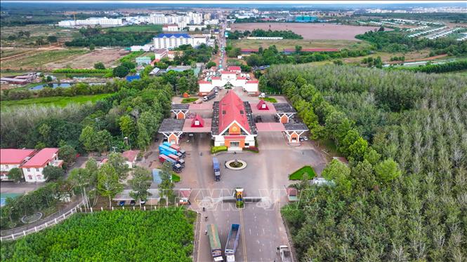 Toàn cảnh Cửa khẩu quốc tế Xa Mát (xã Tân Lập tỉnh Tây Ninh) trong cao điểm cuối năm, khi lưu lượng hàng hóa và phương tiện xuất nhập khẩu gia tăng. Ảnh: Minh Phú – TTXVN