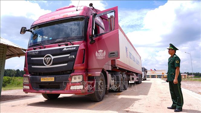 Cán bộ Trạm kiểm soát liên hợp cửa khẩu quốc tế Tân Nam kiểm soát phương tiện lưu thông qua khu vực cửa khẩu. Ảnh: Minh Phú – TTXVN