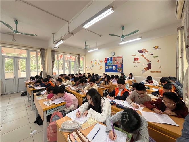 Khi thời tiết lạnh, học sinh không phải mặc đồng phục. Ảnh: Nguyễn Cúc-TTXVN