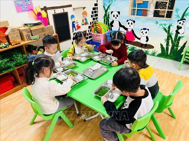Trường Mầm non Quan Hoa (phường Nghĩa Đô, Hà Nội) chú trọng bữa ăn đủ dinh dưỡng cho trẻ khi trời lạnh. Ảnh: Nguyễn Cúc-TTXVN