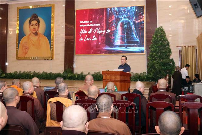 Tăng ni, phật tử dự tập huấn được học lý thuyết, thực hành về trí tuệ nhân tạo. Ảnh: Xuân Khu-TTXVN