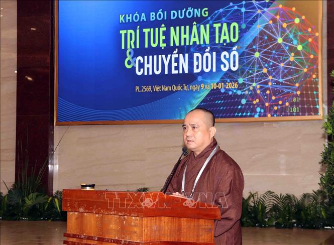 Thượng tọa Thích Tâm Hải, Trưởng Ban Trưởng ban Thông tin - Truyền thông Giáo hội Phật giáo Việt Nam Thành phố Hồ Chí Minh, phát biểu khai mạc lớp tập huấn. Ảnh: Xuân Khu-TTXVN