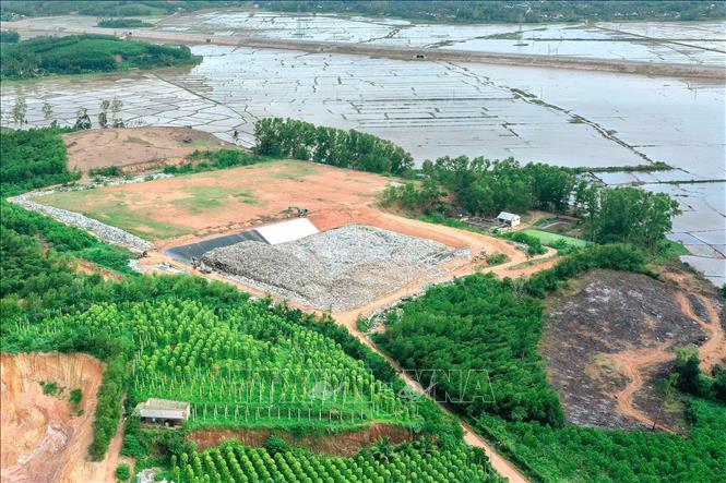 Bãi chứa rác thải Bồng Sơn đang rơi vào tình trạng quá tải, ảnh hưởng nghiêm trọng đến môi trường xung quanh. Ảnh: Quang Thái- TTXVN