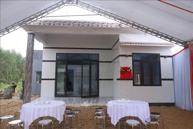 Ngôi nhà mới của hộ gia đình ông Nguyễn Định tại xã Thượng Đức do cán bộ, chiến sĩ Trung tâm Huấn luyện, bồi dưỡng nghiệp vụ và giáo dục nghề nghiệp số 3 xây dựng trong ngày được khánh thành bàn giao. Ảnh: Trần Lê Lâm - TTXVN 