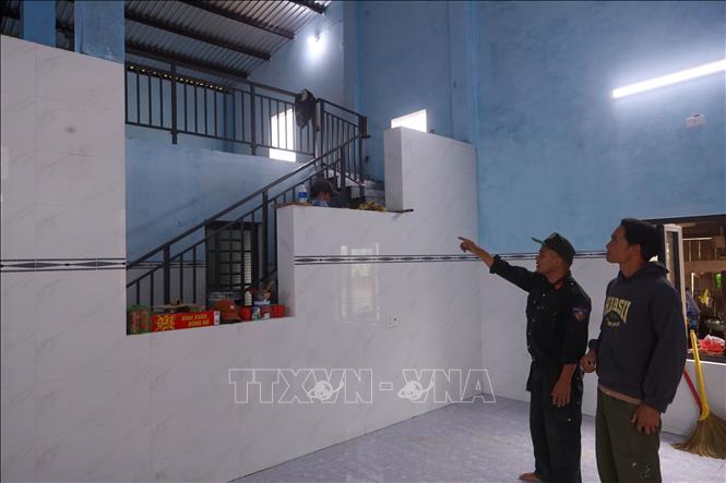 Ông Nguyễn Định bên ngôi nhà mới do cán bộ, chiến sĩ Trung tâm Huấn luyện, bồi dưỡng nghiệp vụ và giáo dục nghề nghiệp số 3 xây dựng trong ngày khánh thành bàn giao. Ảnh: Trần Lê Lâm - TTXVN 