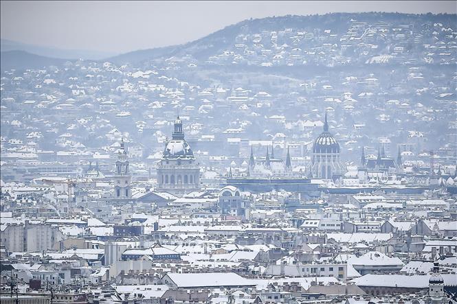 Tuyết phủ trắng xóa tại Budapest, Hungary, ngày 7/1/2026. Ảnh: THX/TTXVN
