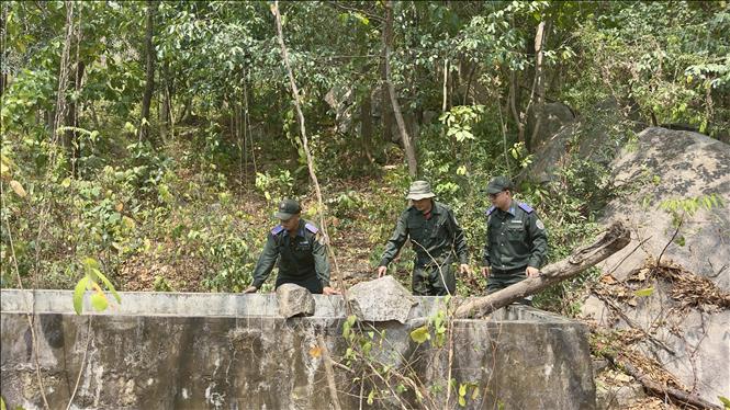 Cán bộ Ban Quản lý rừng An Giang kiểm tra hồ chứa nước tại khu vực núi Cấm, xã Núi Cấm, tỉnh An Giang có nguy cơ xảy ra cháy rừng cao. Ảnh: Thanh Sang-TTXVN