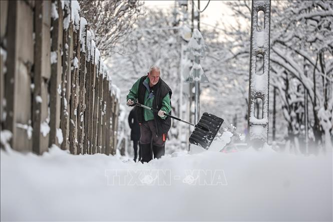 Người dân dọn tuyết trên đường phố tại Budapest, Hungary, ngày 7/1/2026. Ảnh: THX/TTXVN