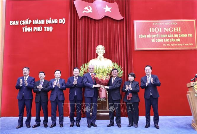 Các Đại biểu Trung ương tặng hoa chúc mừng đồng Phạm Đại Dương giữ chức Bí thư Tỉnh ủy Phú Thọ khóa XX, nhiệm kỳ 2025-2030. Ảnh: Trọng Đạt-TTXVN