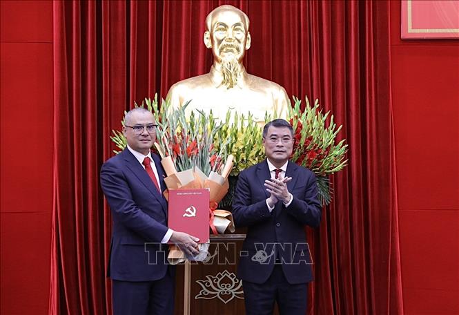 Trưởng Ban tổ chức Trung ương Lê Minh Hưng trao quyết định cho đồng chí Phạm Đại Dương. Ảnh: Trọng Đạt-TTXVN
