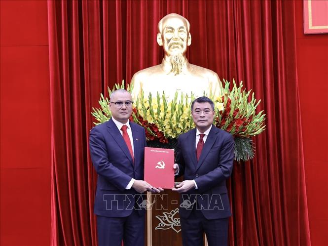 Trưởng Ban tổ chức Trung ương Lê Minh Hưng trao quyết định cho đồng chí Phạm Đại Dương. Ảnh: Trọng Đạt-TTXVN