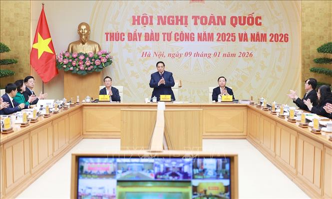Thủ tướng Phạm Minh Chính chủ trì Hội nghị trực tuyến toàn quốc thúc đẩy đầu tư công năm 2025 và năm 2026. Ảnh: Dương Giang-TTXVN
