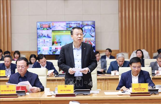 Thứ trưởng Bộ Tài chính Nguyễn Đức Chi báo cáo tình hình giải ngân vốn đầu tư công năm 2025. Ảnh: Dương Giang-TTXVN 