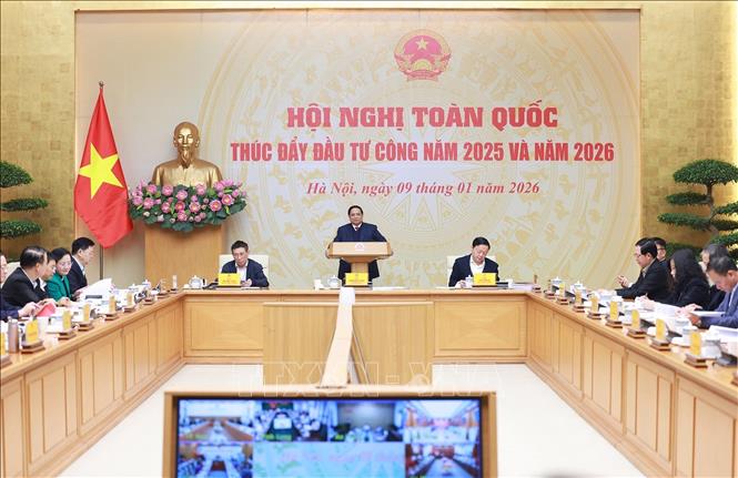 Thủ tướng Phạm Minh Chính chủ trì Hội nghị trực tuyến toàn quốc thúc đẩy đầu tư công năm 2025 và năm 2026. Ảnh: Dương Giang-TTXVN
