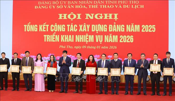 Giám đốc Sở Văn hóa thể thao và Du lịch tỉnh Phú Thọ Dương Hoàng Hương trao Giấy khen cho các cá nhân đạt thành tích tiêu biểu trong năm 2025. Ảnh: Trọng Đạt - TTXVN