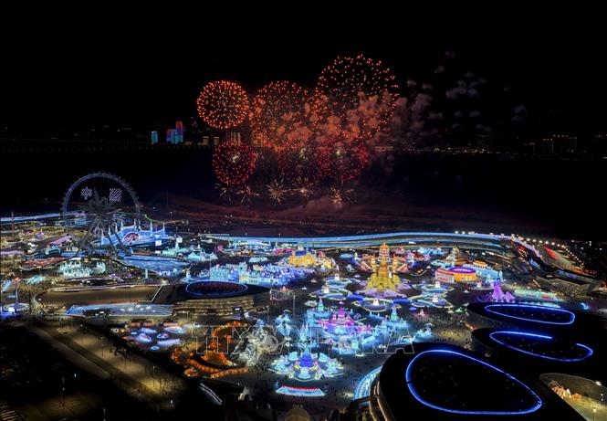 Du lịch Cáp Nhĩ Tân vào mùa lễ hội băng đăng là cơ hội để du khách được hòa mình vào thế giới cổ tích rực rỡ băng tuyết. Mỗi mùa đông, thành phố ở tỉnh Hắc Long Giang, miền Bắc Trung Quốc này lại trở nên huyền ảo với hàng trăm công trình băng đá khổng lồ, được chạm khắc tinh xảo và lung linh dưới ánh đèn đủ sắc màu. Ảnh: THX/TTXVN 