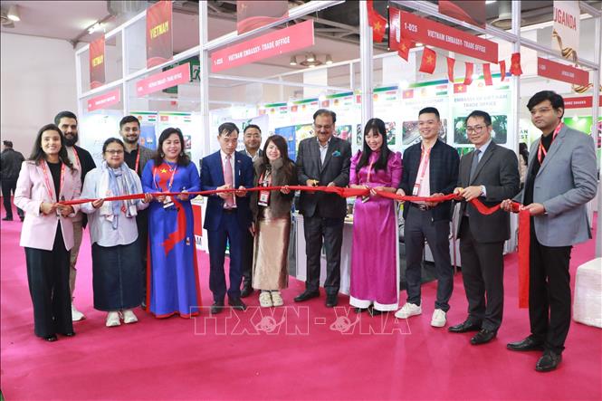 Delegates cut the red ribbon to open Vietnam's pavillion at the tradeshow. VNA Photo: Ngọc Thúy