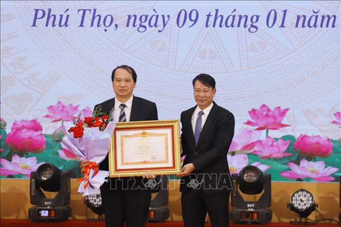 Phó Chủ tịch UBND tỉnh Phú Thọ Nguyễn Khắc Hiếu trao Bằng khen của Thủ tướng Chính phủ cho ông Bùi Xuân Trường, Phó Giám đốc Sở Văn hóa Thể thao và Du lịch tỉnh Phú Thọ tại Hội nghị. Ảnh: Trọng Đạt - TTXVN