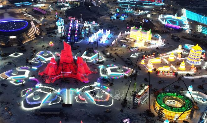 Du lịch Cáp Nhĩ Tân vào mùa lễ hội băng đăng là cơ hội để du khách được hòa mình vào thế giới cổ tích rực rỡ băng tuyết. Mỗi mùa đông, thành phố ở tỉnh Hắc Long Giang, miền Bắc Trung Quốc này lại trở nên huyền ảo với hàng trăm công trình băng đá khổng lồ, được chạm khắc tinh xảo và lung linh dưới ánh đèn đủ sắc màu. Ảnh: THX/TTXVN