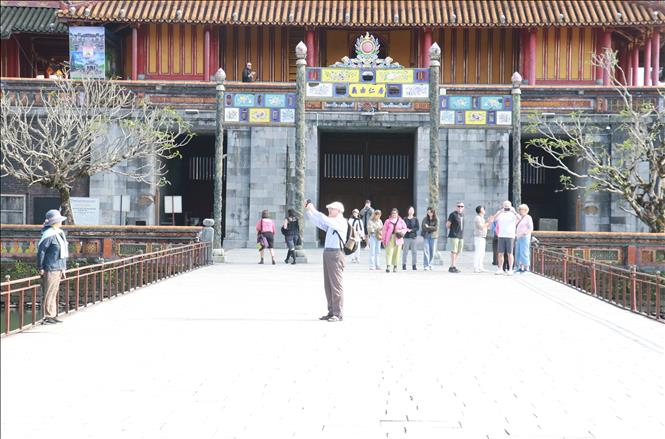 Du khách tham quan trong Đại Nội Huế. Ảnh: Nguyên Lý - TTXVN