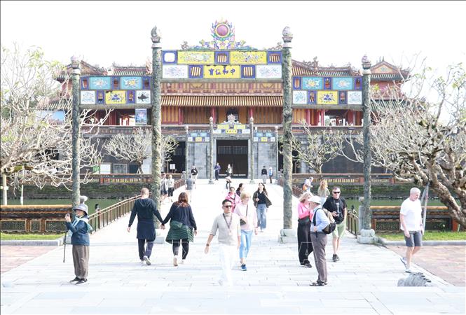 Du khách tham quan trong Đại Nội Huế. Ảnh: Nguyên Lý - TTXVN