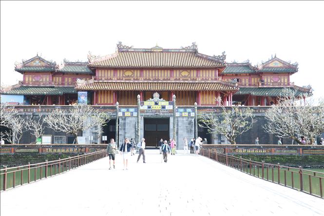 Du khách tham quan trong Đại Nội Huế. Ảnh: Nguyên Lý - TTXVN