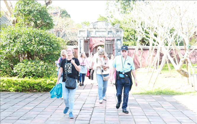 Du khách tham quan di tích trong Đại Nội Huế. Ảnh: Nguyên Lý - TTXVN
