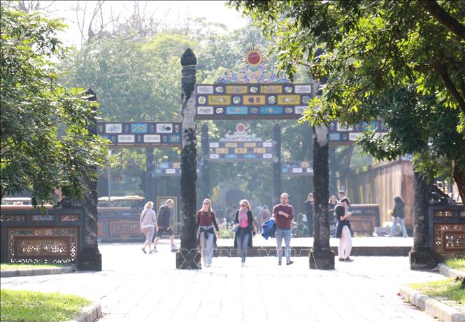 Du khách tham quan di tích trong Đại Nội Huế. Ảnh: Nguyên Lý - TTXVN