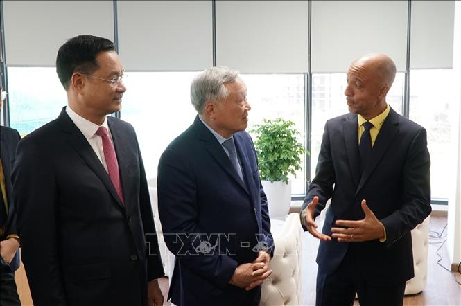 Phó Thủ tướng Thường trực Chính phủ Nguyễn Hòa Bình (đứng giữa) tham quan và trao đổi với các thành viên IFC Đà Nẵng. Ảnh: Quốc Dũng - TTXVN