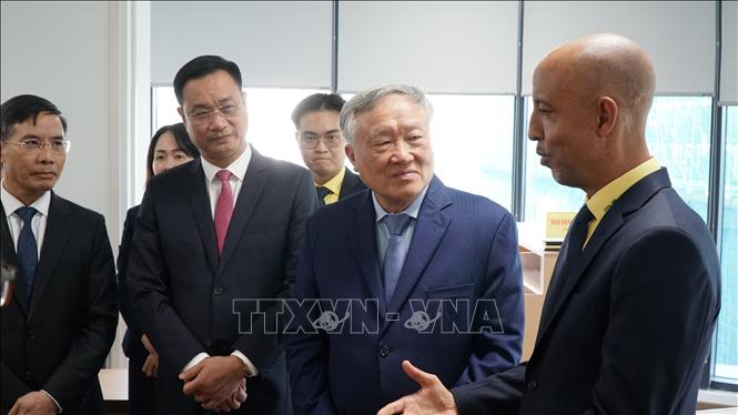 Phó Thủ tướng Thường trực Chính phủ Nguyễn Hòa Bình (thứ 2 từ phải sang) tham quan và trao đổi với các thành viên IFC Đà Nẵng. Ảnh: Quốc Dũng - TTXVN