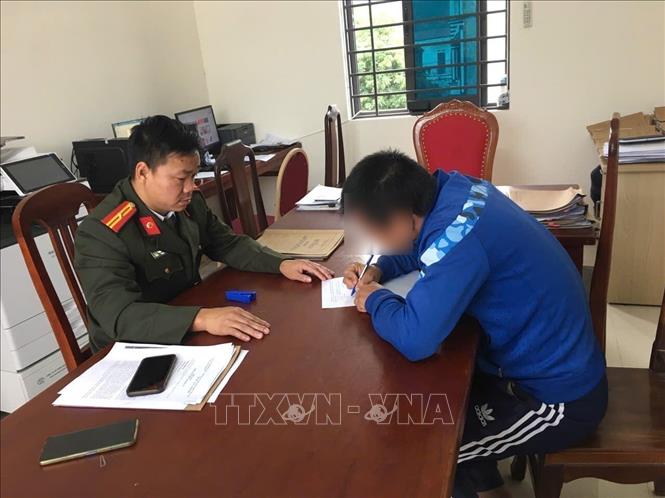 Công an xã Hợp Lý, tỉnh Phú Thọ làm việc với đối tượng chia sẻ thông tin xấu độc trên mạng xã hội về công tác nhân sự Đại hội đại biểu toàn quốc lần thứ XIV của Đảng. Ảnh: TTXVN phát