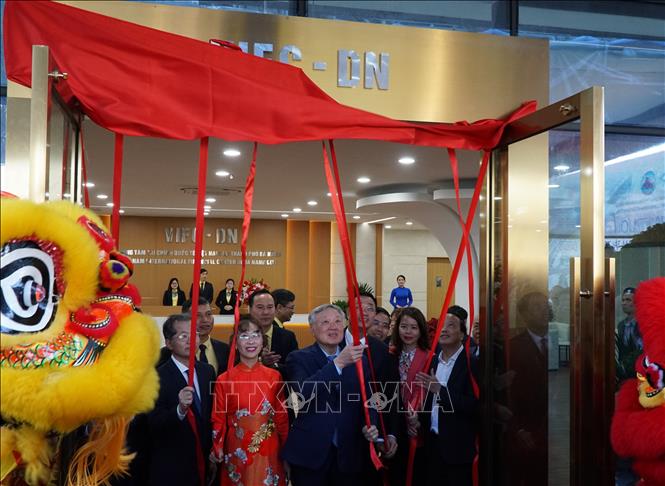 Các đại biểu thực hiện nghi thức mở cửa IFC Đà Nẵng. Ảnh: Quốc Dũng - TTXVN