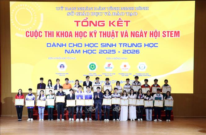 Ban Tổ chức trao Giải Ba cho học sinh khối trung học phổ thông tham gia cuộc thi. Ảnh: Thuỳ Dung - TTXVN